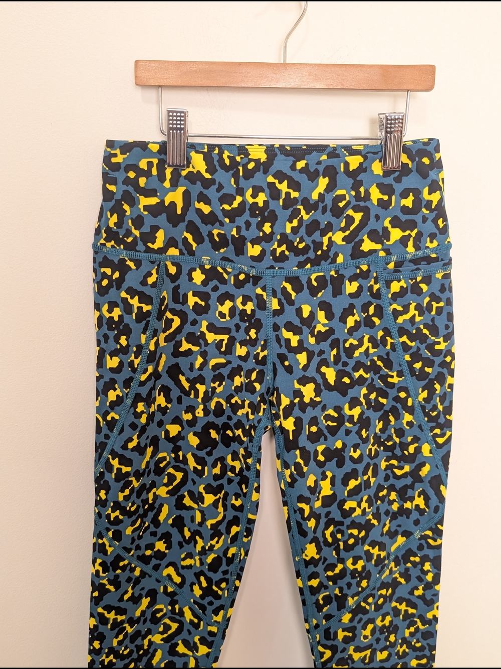 Sweaty Betty Power 7/8 Length Blue & Yellow Leopard Print Leggings Women's Sz 4 - Picture 3 of 10